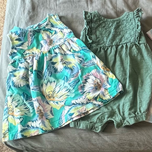 LOT of 5/$25 6-9 month dress/tunics/romper with 2 bloomers Carters/Burt’s Bees - Picture 4 of 7